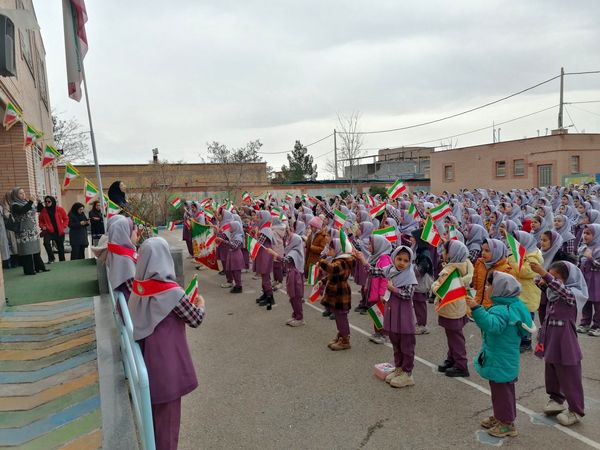 زنگ انقلاب و فضاسازی مدرسه زنده یاد نوحی به مناسبت دهه فجر 
