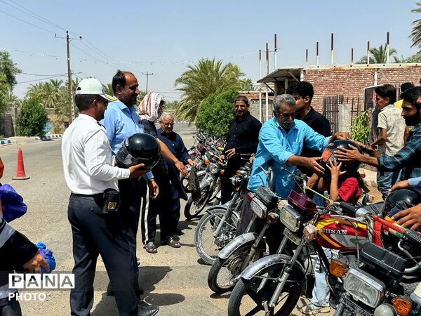 توزیع کلاه ایمنی رایگان به راکبین موتور سیکلت روستای نعمت آباد 