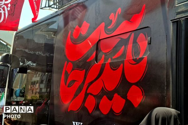 بدرقه پیکر مطهر رهبر شهید و خانواده ایشان توسط مردم 