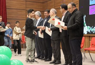 تجلیل از ممتازین دبیرستان هیات امنایی البرز 