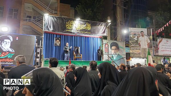 همنوایی فرهنگیان ناحیه یک در آیین وداع و تشییع رهبر در خیابان انقلاب