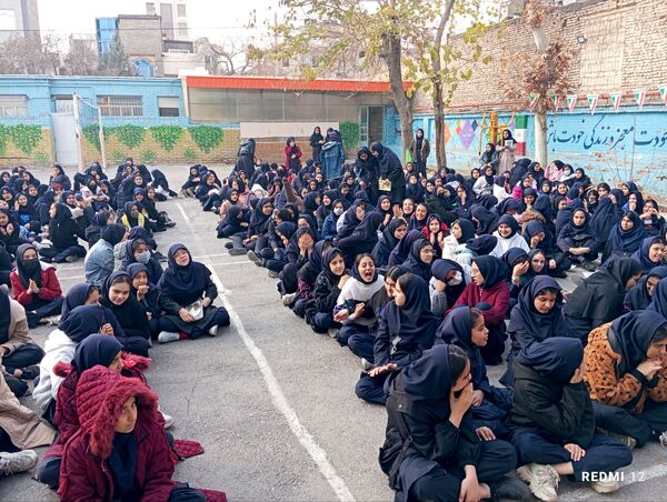 جشن تقدیر پیشتازان برگزیده پویش بوسه بر دستان مادر در دبیرستان دخترانه انقلاب اسلامی 