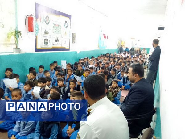 کلاس آموزش آسیب‌های اجتماعی در دبستان اسفندیار طیبی قائمشهر