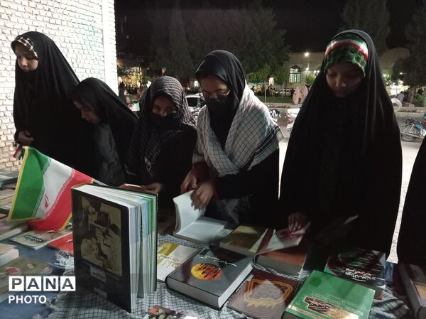 برپایی غرفه کتابخوانی در شهرستان خلیل آباد