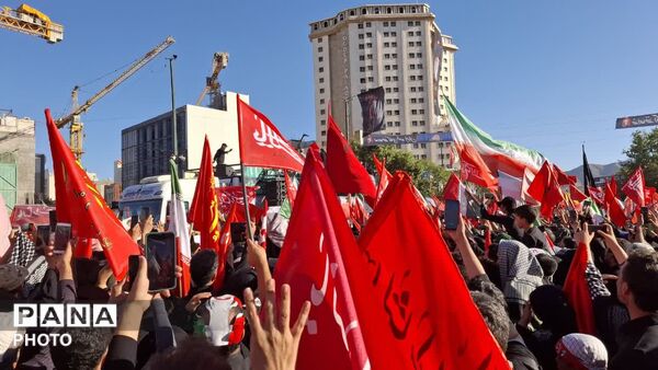 خروش مردم ایران زمین در مشهد مقدس برای وداع با رهبر شهید انقلاب