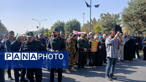 راهپیمایی 13 آبان دانش‌آموزان و مسئولین شهر مهستان