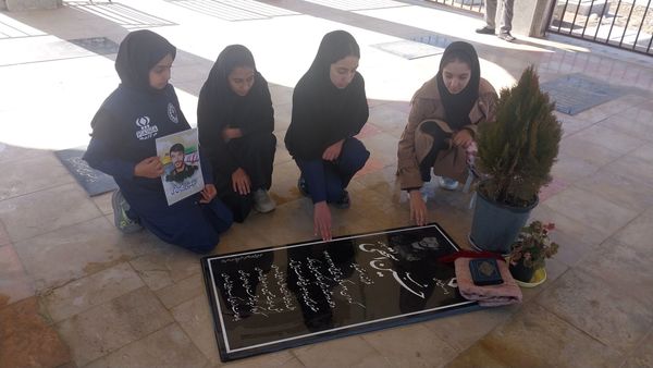 دیداری پر از احساس با مادر شهید حسین اسحاقی 