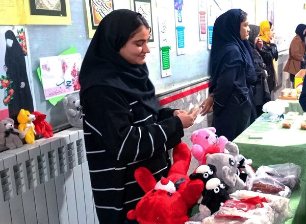 نمایشگاه هفته هنرهای مدرسه (ماها) در دبیرستان سمیه بجنورد