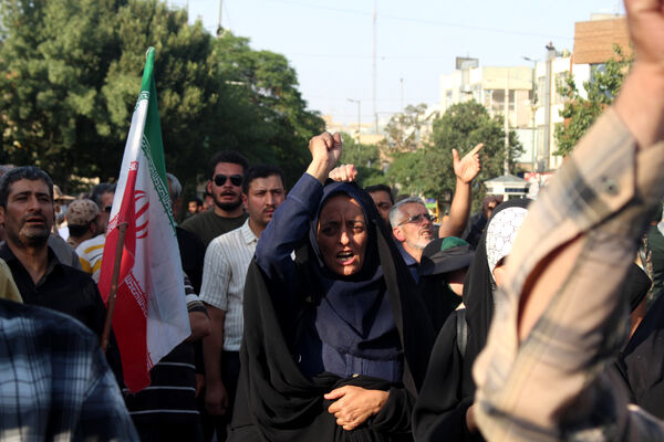 جلوه‌های حماسی از حضور نوجوانان قمی در مراسم تشییع شهدا 