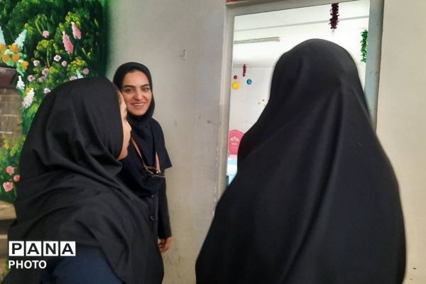 بازدید مدیر آموزش و پرورش ناحیه دو شهرری از دبستان شهید چمران