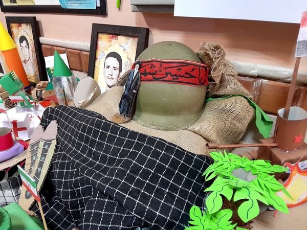 نمایشگاه دست‌سازه‌های آمادگی دفاعی دانش‌آموزان مدرسه حاج مهدی رسولی