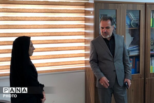 بازدید و عرض تبریک مدیر آموزش و پرورش ناحیه دو شهرری از کارکنان اداری