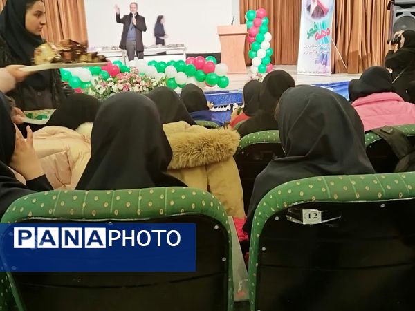 تجلیل از دانش‌آموزان برتر دبیرستان میردادماد