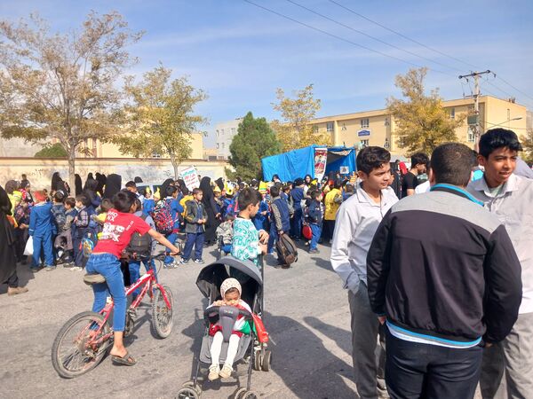 راهپیمایی روز 13 آبان در کوچه‌های شهر رضویه