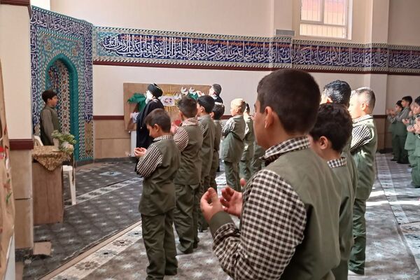 اقامه نماز جماعت و محافل انس با قرآن در مدارس فیروزکوه