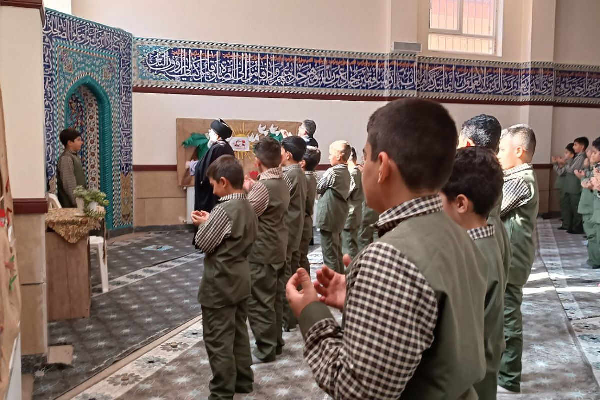 اقامه نماز جماعت و محافل انس با قرآن در مدارس فیروزکوه