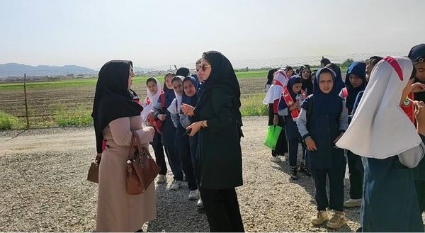 بازدید دانش‌آموزان مدرسه شهید خاقانی از گلخانه پیشه‌وران شیروان