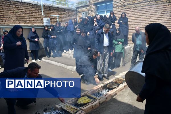 کارگاه طبخ آبزیان در دبیرستان میر فتح‌اله سید زنوزی شهر زنوز 