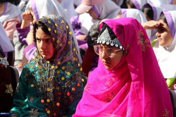 آیین سپاس معلم در مدارس استان چهارمحال و بختیاری برگزار شد