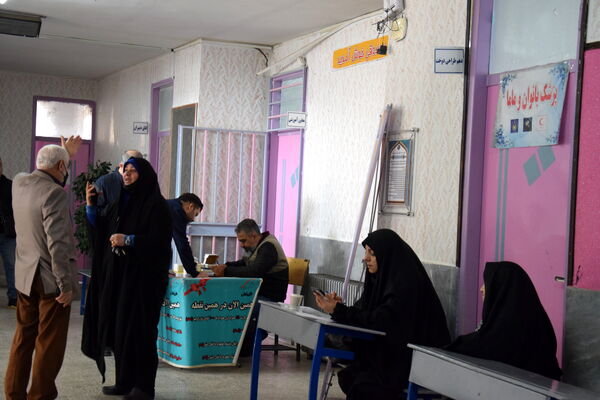برپایی میز خدمت‌رسانی درمانی در دبیرستان شهید صدوقی با همکاری نهادهای جهادی