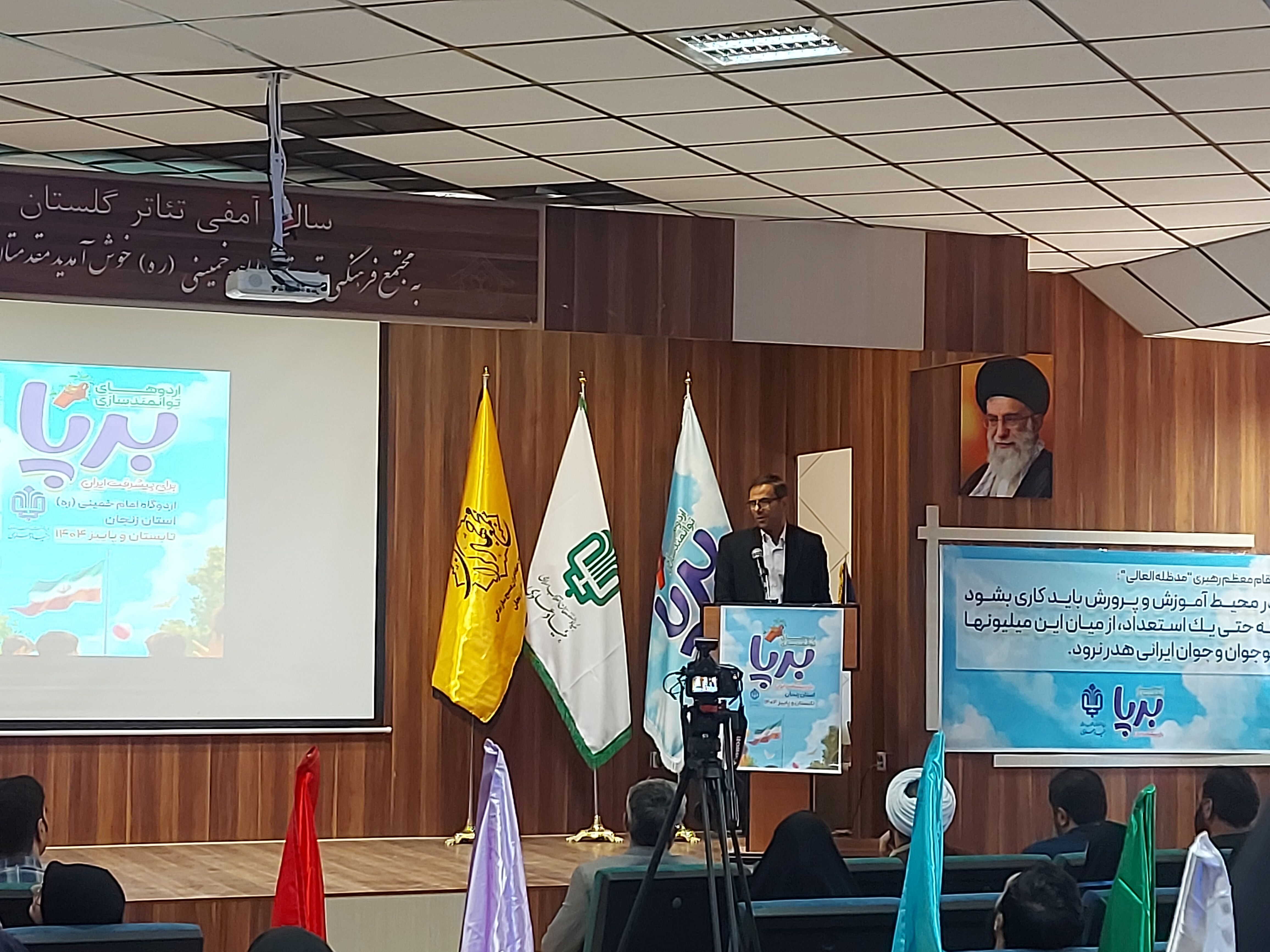 اردو، مدرسه بدون دیوار است