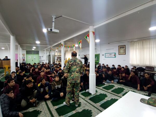 کلاس عملی  آمادگی دفاعی در دبیرستان نمونه آیت الله خامنه ای 