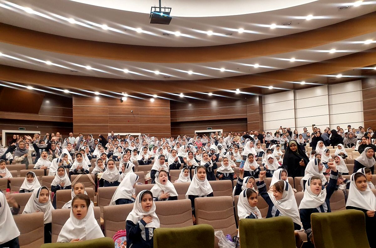 اجتماع 700 نفری پدران و دختران دانش آموز مدرسه علامه طباطبایی منطقه پردیس به مناسبت روز دختر