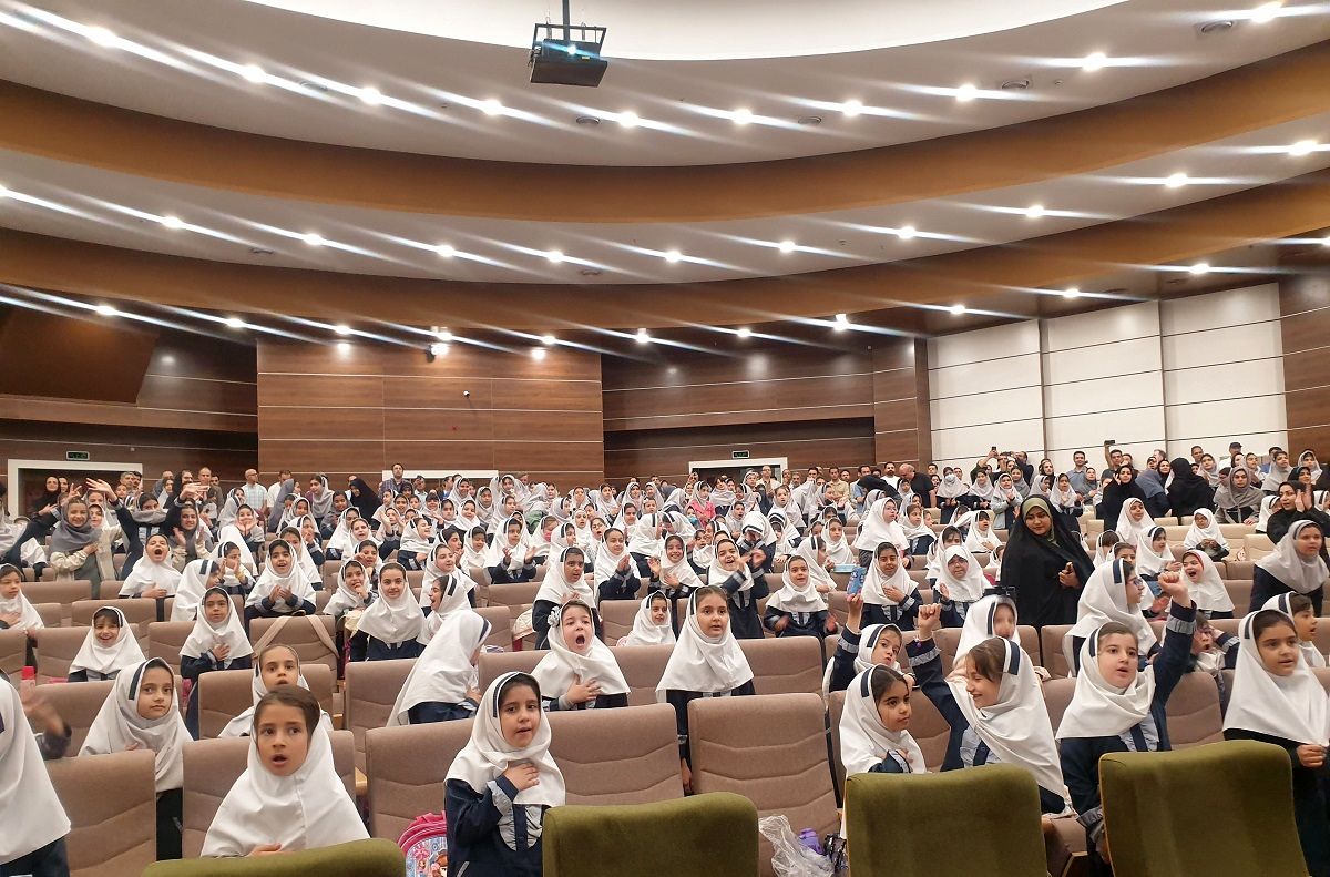 اجتماع 700 نفری پدران و دختران دانش آموز مدرسه علامه طباطبایی منطقه پردیس به مناسبت روز دختر