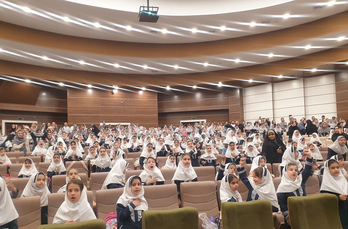 اجتماع 700 نفری پدران و دختران دانش آموز مدرسه علامه طباطبایی منطقه پردیس به مناسبت روز دختر