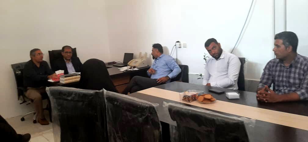 نشست مدیر آموزش و پرورش ناحیه یک بندرعباس با بخشدار و دهیاران بخش شمیل