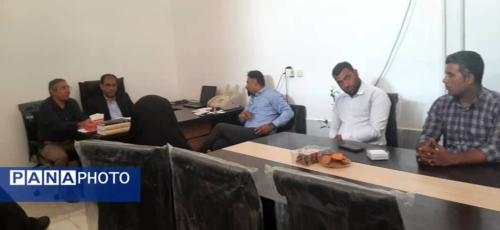 نشست مدیر آموزش و پرورش ناحیه یک بندرعباس با بخشدار و دهیاران بخش شمیل