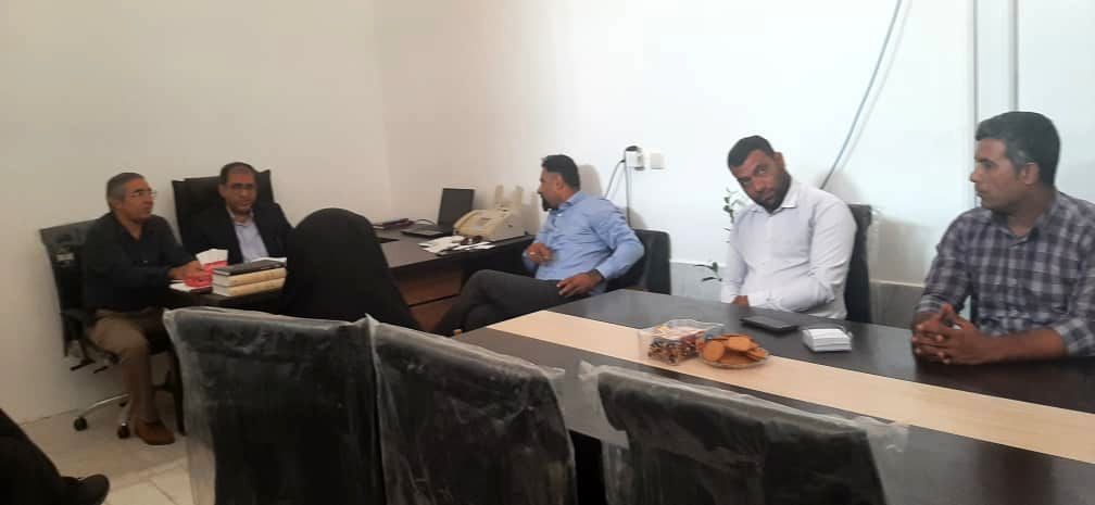 نشست مدیر آموزش و پرورش ناحیه یک بندرعباس با بخشدار و دهیاران بخش شمیل