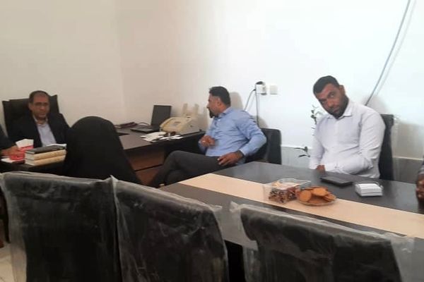 نشست مدیر آموزش و پرورش ناحیه یک بندرعباس با بخشدار و دهیاران بخش شمیل