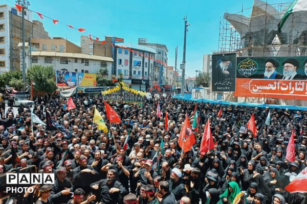 نماز ظهر عاشورا در میدان امام خامنه‌ای