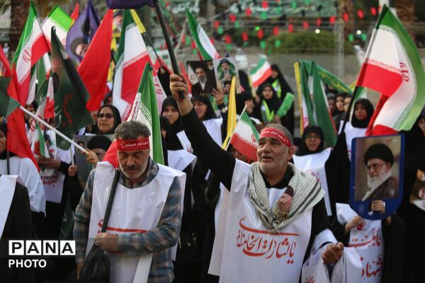 مراسم تجدید بیعت کفن پوشان ورامین با رهبر معظم انقلاب در میدان فلسطین و رواق کشوردوست
