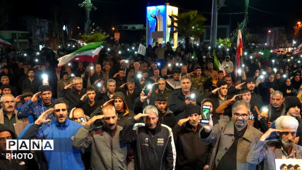 سی شب فراق، مردم غیرتمند و دلاور کوهدشت زیر بارش شدید باران دست از خیابان نکشیدند