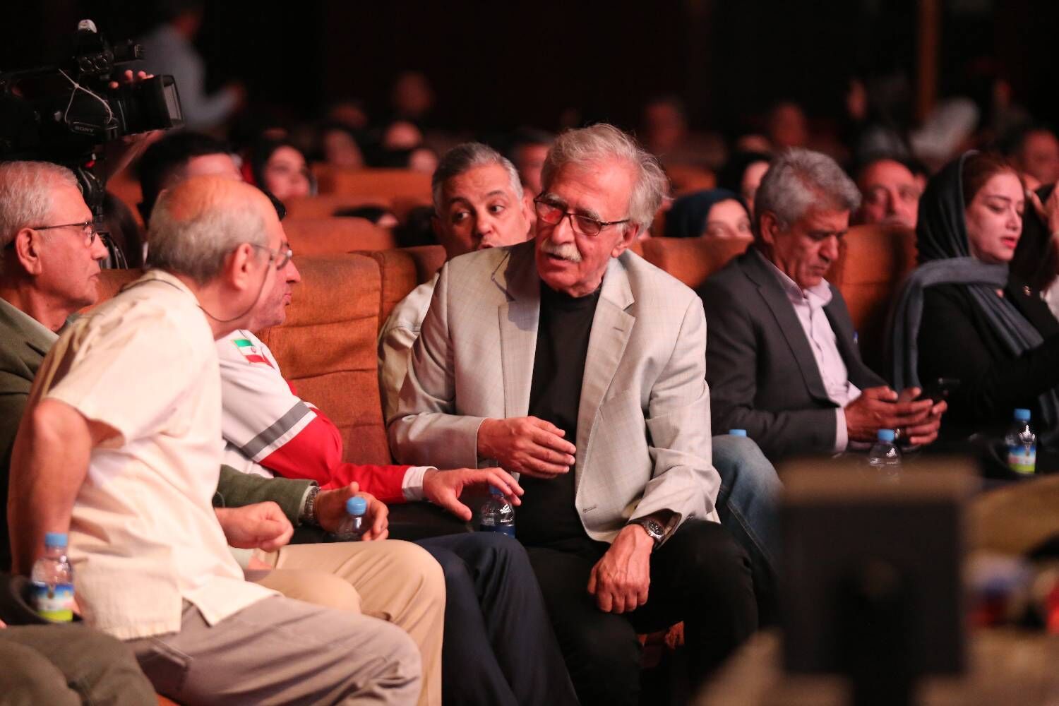 همایون اسعدیان: ایران را امدادگران نگه میدارند نه کاسبان تحریم و تخریب