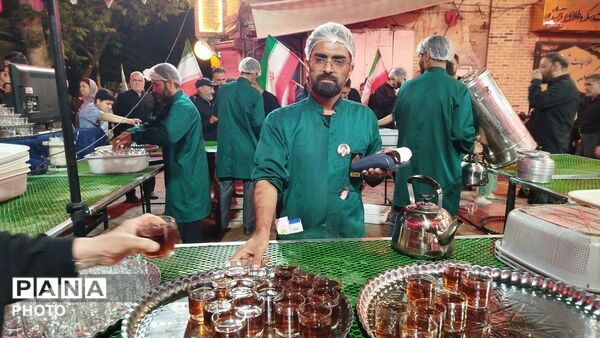 فضای معنوی مسجد جامع نیشابور با برپایی چایخانه حضرت زهرا(س) در رنگ ماتم