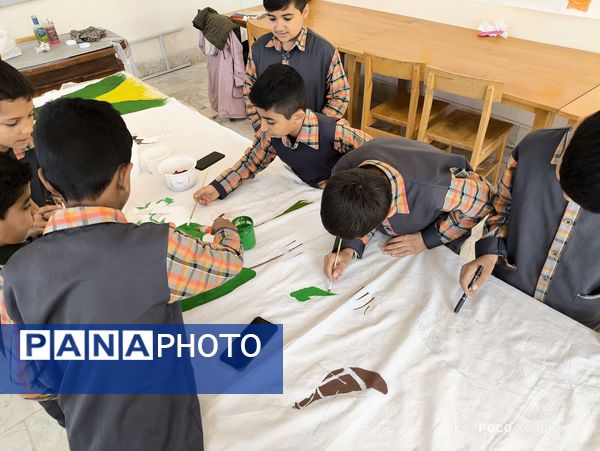 نقاشی همگانی توسط دانش‌آموزان دبستان شهید پسندیده فدافن