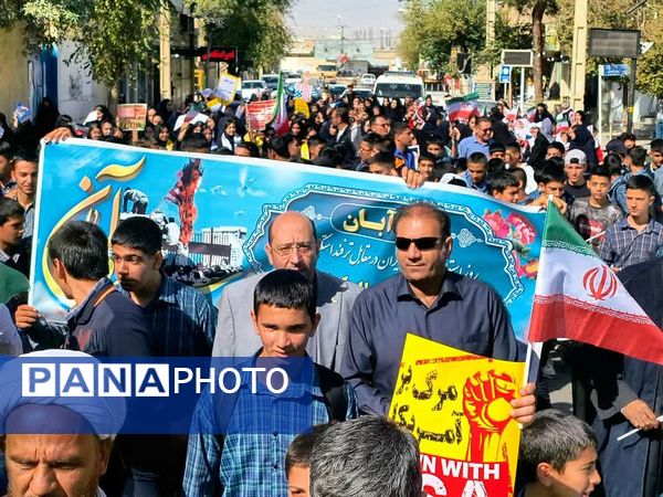 حضور پررنگ دانش‌آموزان شهر لپویی در راهپیمایی 13 آبان 