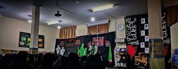 استقبال دانش‌آموزان دبیرستان شهید برقعی 2 قم از یک لاله فاطمی