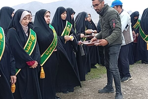  هم‌نوایی مسئولین و مردم ملایر در اهتزاز پرچم رضوی به مناسبت روز دختر