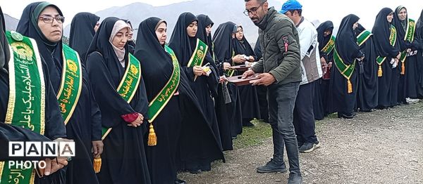  هم‌نوایی مسئولین و مردم ملایر در اهتزاز پرچم رضوی به مناسبت روز دختر