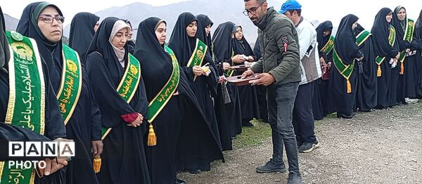 هم‌نوایی مسئولین و مردم ملایر در اهتزاز پرچم رضوی به مناسبت روز دختر