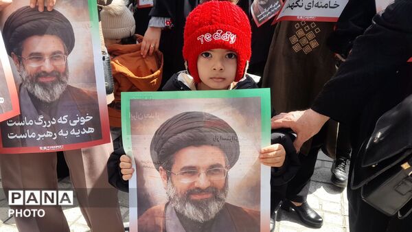 چهل روز تنهایی پس از شهادت امام انقلاب؛ مردم اسدآباد همچنان در صحنه