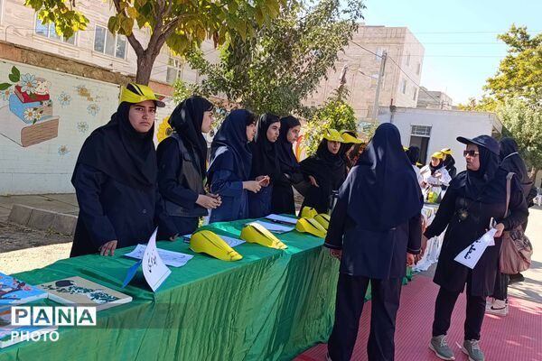 آیین گرامیداشت هفته بهداشت روان و تقدیر از همیاران مشاور در دبیرستان دخترانه رضوان برگزار شد