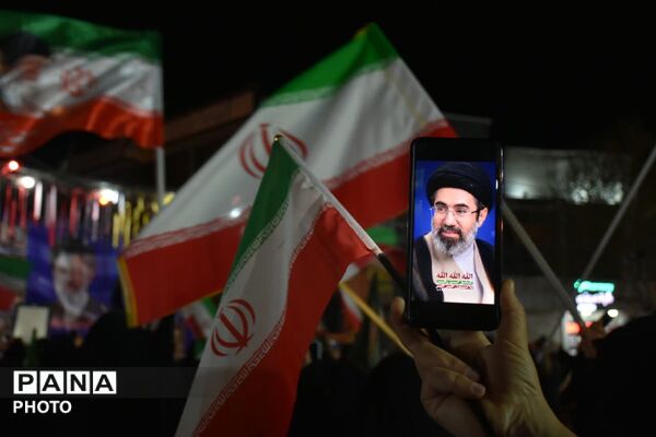 حضور خادمان آستان قدس رضوی در موج پنجاه‌وهشتم تجمعات شبانه؛ همدلی با بیرق حرم رضوی