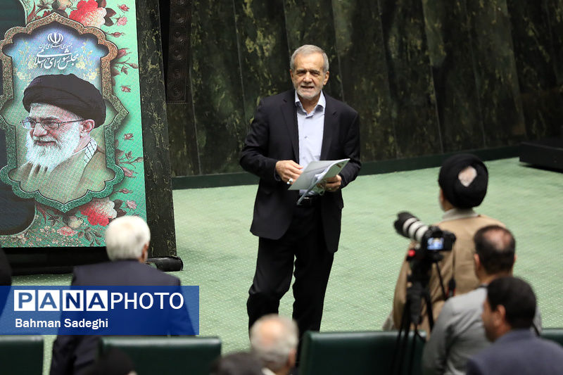 رئیس‌جمهور برای دفاع از «عبدالناصر همتی» در مجلس حضور یافت

