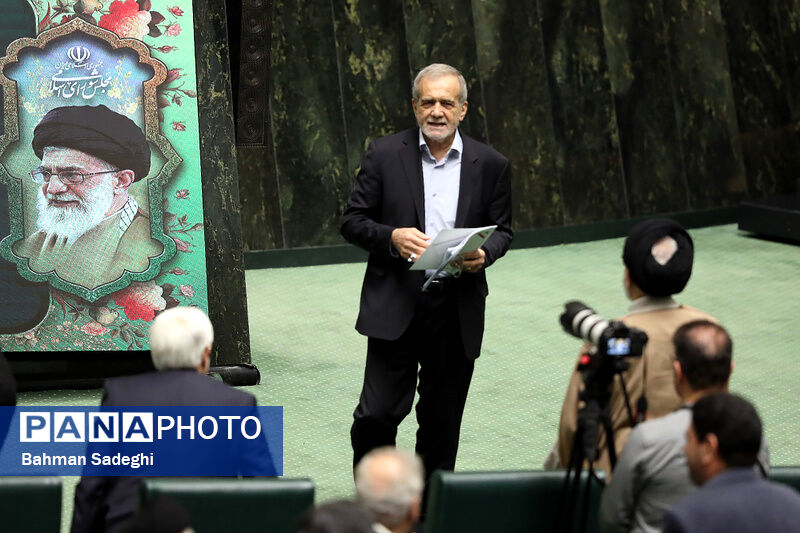 رئیس‌جمهور برای دفاع از «عبدالناصر همتی» در مجلس حضور یافت

