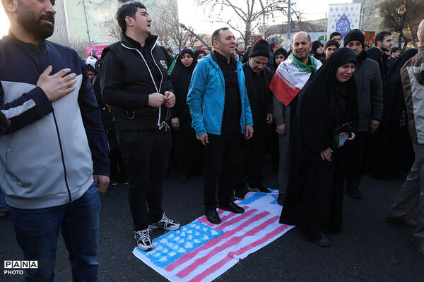 تجمع سوگواران رهبر شهید انقلاب در مقابل دانشگاه تهران